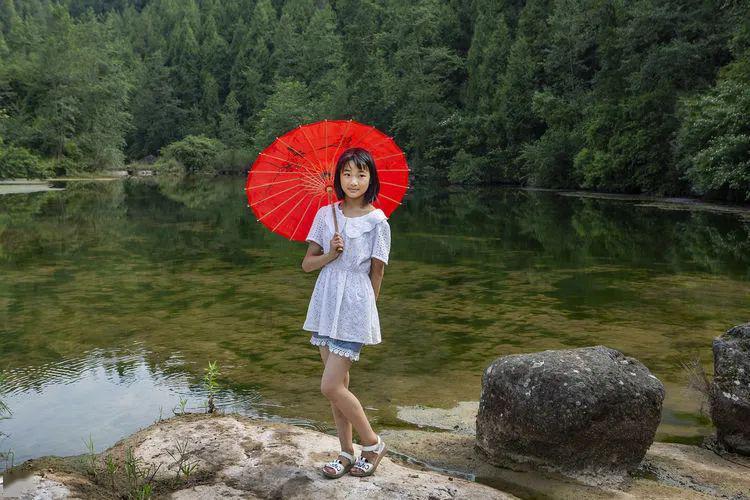 粗心女子误扔2万余元“工资”,他们联手找回……
