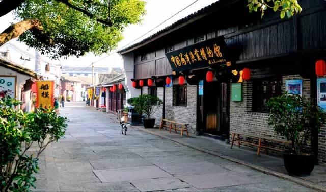 84岁曾江步履蹒跚身体堪忧，幸得太太不离不弃悉心照顾！